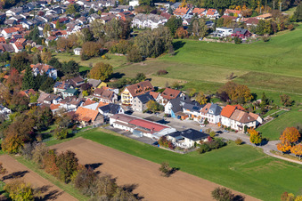 Vue aérienne de Rue Pforzheimer à le quartier Langensteinbach in Karlsbad dans le département Bade-Wurtemberg, Allemagne