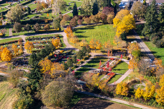 Vue d'oiseau de Cimetière Langensteinbach à le quartier Langensteinbach in Karlsbad dans le département Bade-Wurtemberg, Allemagne