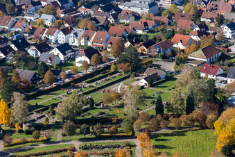Cimetière Langensteinbach à le quartier Langensteinbach in Karlsbad dans le département Bade-Wurtemberg, Allemagne vue du ciel