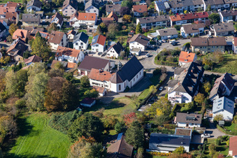Vue aérienne de Église catholique à le quartier Langensteinbach in Karlsbad dans le département Bade-Wurtemberg, Allemagne