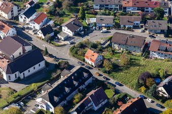 Vue oblique de Rue Wilhelm-Roether à le quartier Langensteinbach in Karlsbad dans le département Bade-Wurtemberg, Allemagne
