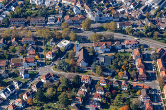 Vue aérienne de Église du Christ-Roi Breisgaustr à le quartier Rüppurr in Karlsruhe dans le département Bade-Wurtemberg, Allemagne