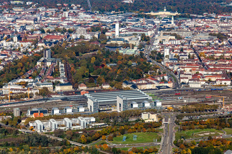 Vue aérienne de Disposition des voies et gare principale de la Deutsche Bahn devant le Tierpark à le quartier Südweststadt in Karlsruhe dans le département Bade-Wurtemberg, Allemagne