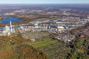 Vue aérienne de Vue d'ensemble des ports rhénans de Karlsruhe depuis le sud à le quartier Mühlburg in Karlsruhe dans le département Bade-Wurtemberg, Allemagne