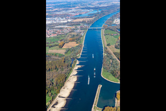 Vue aérienne de Rhin à le quartier Daxlanden in Karlsruhe dans le département Bade-Wurtemberg, Allemagne
