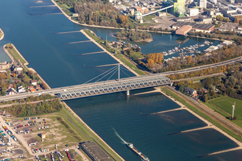 Vue aérienne de Rivière - Structures de pont pour le chemin de fer et la B10 sur le Rhin près de Maxau à le quartier Knielingen in Karlsruhe dans le département Bade-Wurtemberg, Allemagne