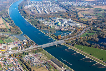 Vue aérienne de Ponts du Rhin devant l'usine de papier de Maxau à le quartier Knielingen in Karlsruhe dans le département Bade-Wurtemberg, Allemagne