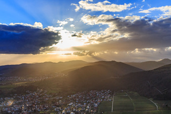 Vue aérienne de Vue de la ville le soir à Klingenmünster dans le département Rhénanie-Palatinat, Allemagne