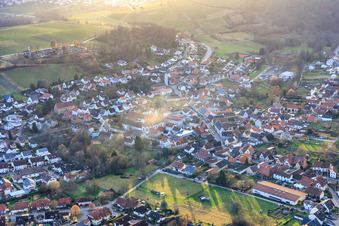Vue aérienne de Vue de la ville depuis le nord-est avec la collégiale dans la lumière du soir à Klingenmünster dans le département Rhénanie-Palatinat, Allemagne