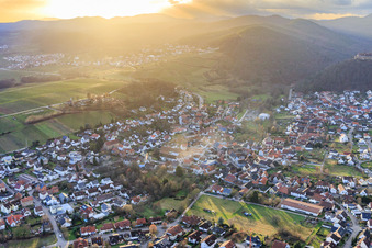 Vue aérienne de Vue de la ville depuis le nord-est avec la collégiale dans la lumière du soir à Klingenmünster dans le département Rhénanie-Palatinat, Allemagne