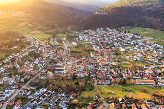 Vue aérienne de Vue de la ville le soir à Klingenmünster dans le département Rhénanie-Palatinat, Allemagne