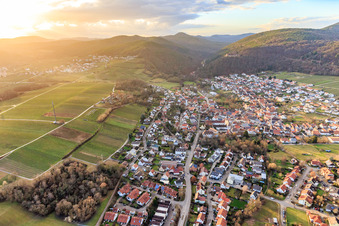 Vue aérienne de Rue de la gare à Klingenmünster dans le département Rhénanie-Palatinat, Allemagne