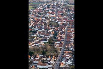 Vue aérienne de Rue principale Dannstadt à le quartier Dannstadt in Dannstadt-Schauernheim dans le département Rhénanie-Palatinat, Allemagne