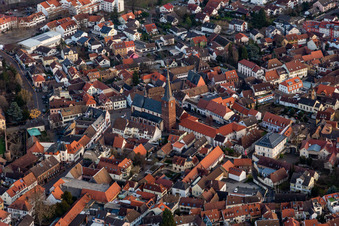 Vue aérienne de Église paroissiale de Saint-Urlrich à Deidesheim dans le département Rhénanie-Palatinat, Allemagne