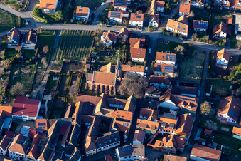Vue aérienne de Église protestante à Birkweiler dans le département Rhénanie-Palatinat, Allemagne