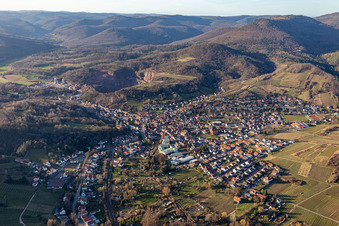 Vue d'oiseau de Albersweiler dans le département Rhénanie-Palatinat, Allemagne