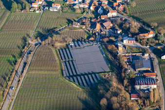Vue aérienne de Le photovoltaïque au lieu d'un terrain de sport à Böchingen dans le département Rhénanie-Palatinat, Allemagne