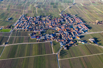 Vue aérienne de Ville viticole baroque à Hainfeld dans le département Rhénanie-Palatinat, Allemagne