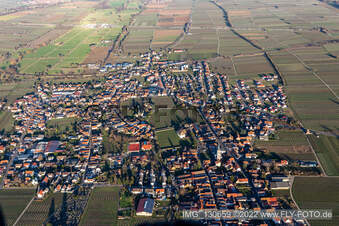 Edesheim dans le département Rhénanie-Palatinat, Allemagne depuis l'avion