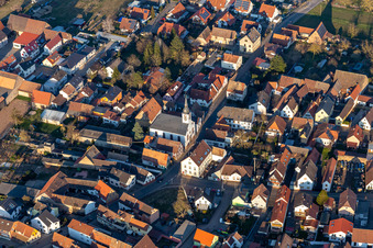 Vue aérienne de Église protestante Westheim - Paroisse protestante Westheim-Lingenfeld à Westheim dans le département Rhénanie-Palatinat, Allemagne