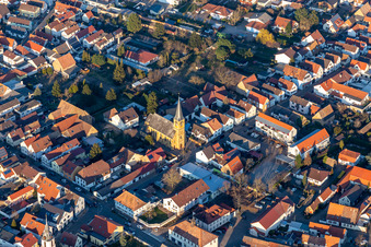 Vue aérienne de Église catholique Saint-Laurent à le quartier Mechtersheim in Römerberg dans le département Rhénanie-Palatinat, Allemagne