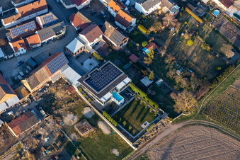 Vue aérienne de Villa avec piscine sur le toit à le quartier Mechtersheim in Römerberg dans le département Rhénanie-Palatinat, Allemagne