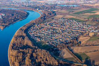 Vue aérienne de Vue de la ville sur le Rhin depuis l'ouest à le quartier Rheinhausen in Oberhausen-Rheinhausen dans le département Bade-Wurtemberg, Allemagne