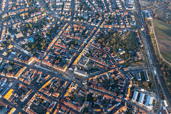 Vue aérienne de Place du Marché et église Sainte-Marie à Philippsburg dans le département Bade-Wurtemberg, Allemagne