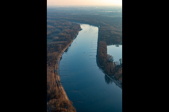 Vue aérienne de Embouchure du canal de Saalbach dans le Rhin à le quartier Rußheim in Dettenheim dans le département Bade-Wurtemberg, Allemagne