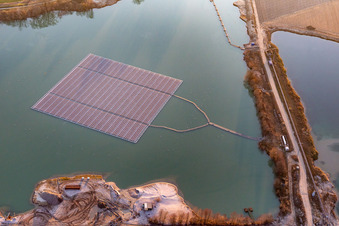 Photographie aérienne de Île photovoltaïque flottante sur le lac de la carrière à Leimersheim dans le département Rhénanie-Palatinat, Allemagne