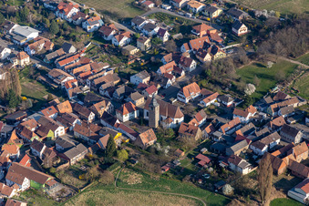 Vue aérienne de Église catholique des Apôtres Simon et Judas au centre du village à le quartier Pleisweiler in Pleisweiler-Oberhofen dans le département Rhénanie-Palatinat, Allemagne