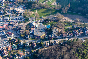 Vue aérienne de Südpfalz Therme, jardin d'herbes aromatiques, parc thermal Bad Bergzabern à Bad Bergzabern dans le département Rhénanie-Palatinat, Allemagne
