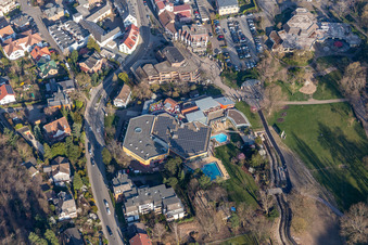 Vue aérienne de Südpfalz Therme, jardin d'herbes aromatiques, parc thermal Bad Bergzabern à Bad Bergzabern dans le département Rhénanie-Palatinat, Allemagne