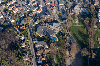 Photographie aérienne de Südpfalz Therme, jardin d'herbes aromatiques, parc thermal Bad Bergzabern à Bad Bergzabern dans le département Rhénanie-Palatinat, Allemagne