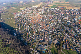 Vue de la ville depuis l'ouest à Bad Bergzabern dans le département Rhénanie-Palatinat, Allemagne d'en haut
