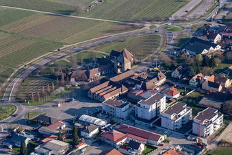 Vue aérienne de Restaurant allemand Wine Gate à le quartier Schweigen in Schweigen-Rechtenbach dans le département Rhénanie-Palatinat, Allemagne