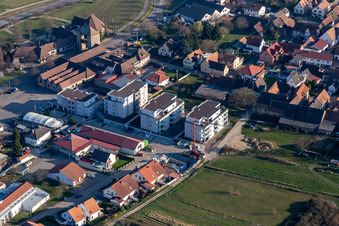 Vue aérienne de Restaurant allemand Wine Gate à le quartier Schweigen in Schweigen-Rechtenbach dans le département Rhénanie-Palatinat, Allemagne
