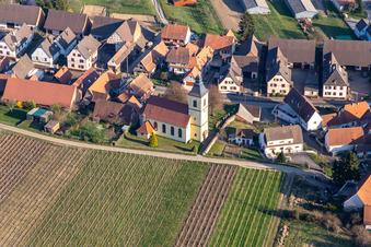 Vue aérienne de Église de Rott à Rott dans le département Bas Rhin, France