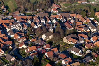 Vue aérienne de Temple protestant Saint Laurent à Steinseltz dans le département Bas Rhin, France