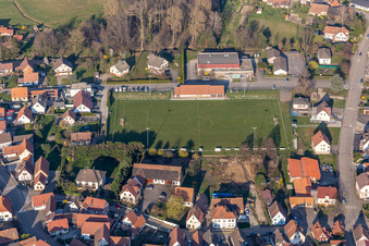 Vue aérienne de Terrain de football à Riedseltz dans le département Bas Rhin, France