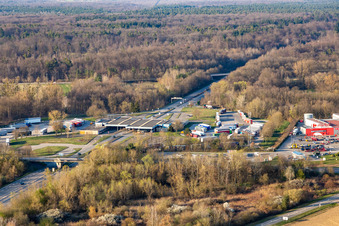 Vue aérienne de Supermarché Carrefour Scheibenhard à Scheibenhard dans le département Bas Rhin, France