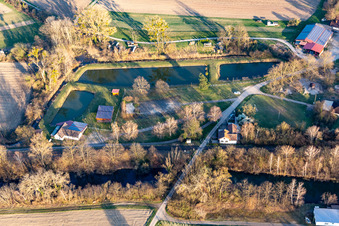 Vue aérienne de Étangs au fossé du barrage à Hagenbach dans le département Rhénanie-Palatinat, Allemagne