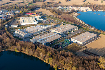 Vue aérienne de LINDE + WIEMANN Allemagne SE ; Faurecia Interior Systems GmbH ; Groke Doors GmbH, usine Hagenbach à Hagenbach dans le département Rhénanie-Palatinat, Allemagne