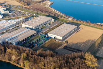 Vue aérienne de LINDE + WIEMANN Allemagne SE ; Faurecia Interior Systems GmbH ; Groke Doors GmbH, usine Hagenbach à Hagenbach dans le département Rhénanie-Palatinat, Allemagne