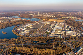 Vue aérienne de Usine de camions Mercedes-Benz Wörth am Rhein à le quartier Maximiliansau in Wörth am Rhein dans le département Rhénanie-Palatinat, Allemagne