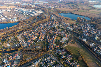 Vue aérienne de Vue de la ville depuis le nord-ouest à Wörth am Rhein dans le département Rhénanie-Palatinat, Allemagne