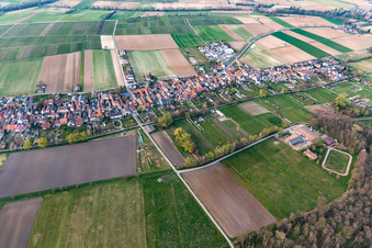 Vue aérienne de Vue du village depuis le sud-ouest à Freckenfeld dans le département Rhénanie-Palatinat, Allemagne