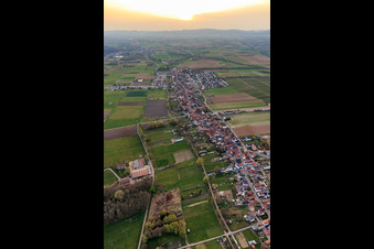 Vue aérienne de Vue du village depuis l'ouest à Freckenfeld dans le département Rhénanie-Palatinat, Allemagne