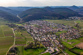 Vue aérienne de Klingbachtal à Klingenmünster dans le département Rhénanie-Palatinat, Allemagne