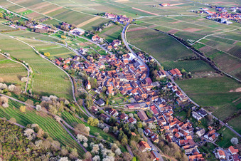 Vue aérienne de Vue du village depuis le nord-ouest à Leinsweiler dans le département Rhénanie-Palatinat, Allemagne